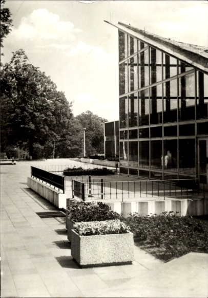 Ak Templin in der Uckermark, Modernes Gebäude, Glasfassade, Blumenbeete, weite Plätze