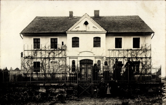 Foto Ak Weidlitz Neschwitz in Sachsen, Haus mit Tor, Alter Stil, verwilderte Pflanzen