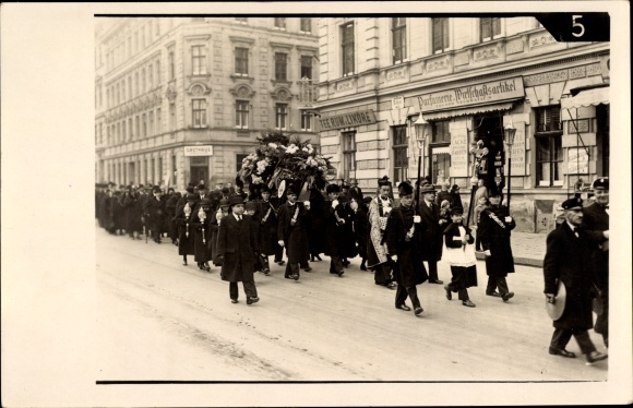 Photo Postcard Neuwaldegg Vienna 17 Hernals, funeral procession, funeral, perfumery, Rötzergasse 38