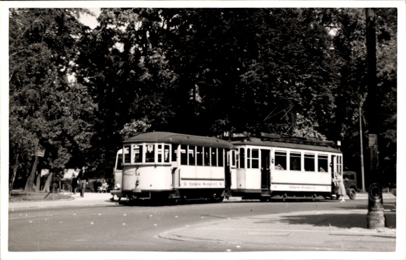 Photo tram, passengers, park