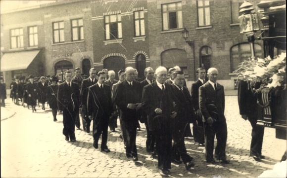 Foto Trauerzug, Bestattung, Sarg, Trauernde Menschen