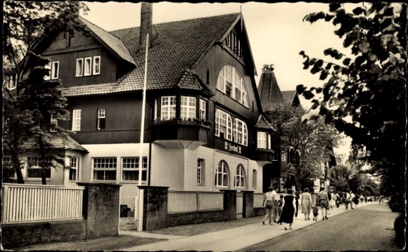 Postcard Ostseebad Bansin on Usedom, Ostseebad FDGB-Erholungsheim Seehof, pedestrians on the street