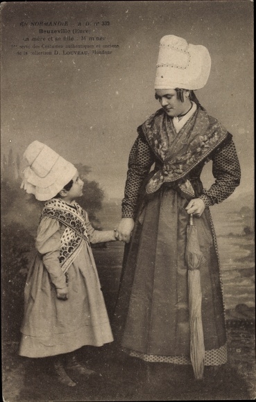 Postcard Beuzeville Eure, family members in Norman costume