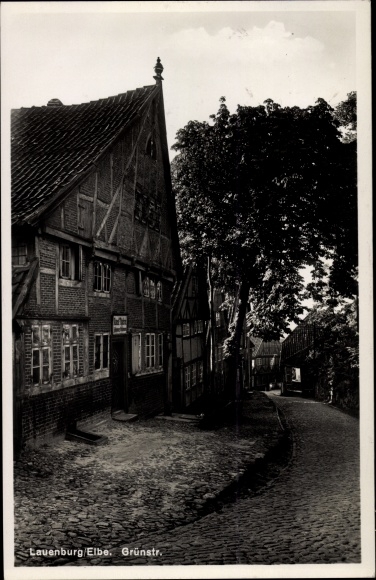 Postcard Lauenburg an der Elbe, lot in Grünstrasse, half-timbered houses