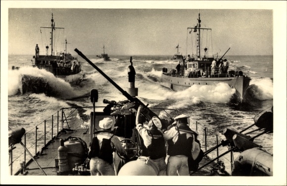 Postcard German warships, Räumboote, Kriegsmarine, sailors at the rear gun