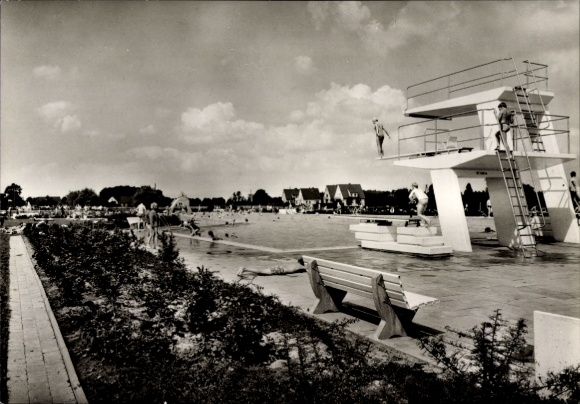 Postcard Gehlenbeck Lübbecke in Westphalia, swimming pool, diving tower, swimmers, loungers, trees, benches