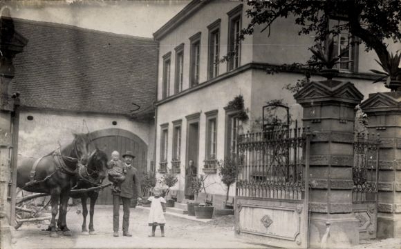 Photo Postcard Karweiler Grafschaft in the Rhineland ?, man with children in front of a house