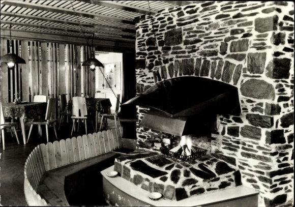 Ak Neuhaus am Rennweg Thüringen, Steinofen, Holzgrill, gemütliche Gastronomie, rustikales Ambient