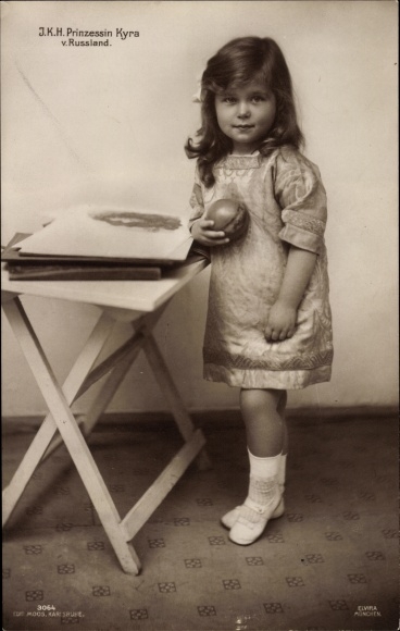 Ak J.K.H. Prinzessin Kyra von Russland mit mit einem Ball