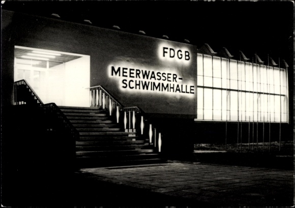 Ak Ostseebad Kühlungsborn, FDGB Meerwasser-Schwimmhalle, Nachtbeleuchtung