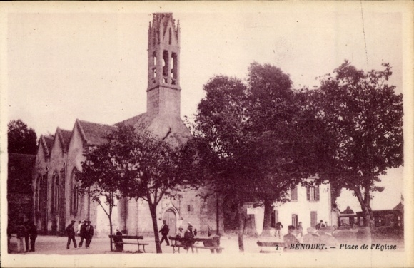 KP Bénodet Finistère, kościół, plac przed kościołem, ludzie, drzewa, atmosfera