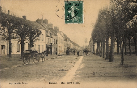 Postcard Évreux Eure, Rue Saint-Léger, houses, horse-drawn carriages, trees, atmosphere