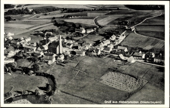 Ak Hebertsfelden Niederbayern, Luftaufnahme des Dorfes  Kirche sichtbar, Bauernhöfe, Felder