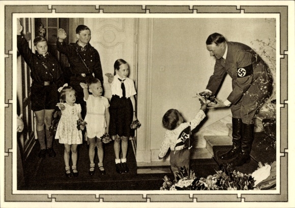 Ganzsachen Ak Kinder begrüßen Adolf Hitler, Blumenstrauß, Propaganda, Hitlerjugend, BDM