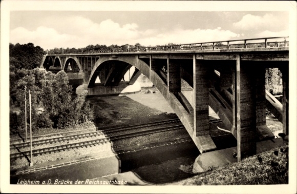 Ak Leipheim an der Donau Schwaben, Brücke der Reichsautobahn, darunter Gleise, Bäume im Hintergru
