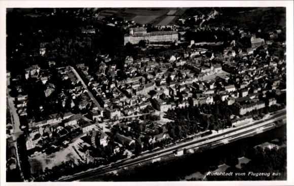 Ak Rudolstadt in Thüringen, Luftaufnahme von  viele Gebäude, Bäume, Straße