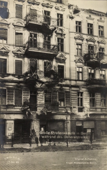 Postcard Berlin Friedrichshain, General Strike 1919, Street Fighting, Destroyed House Tilsiter Straße