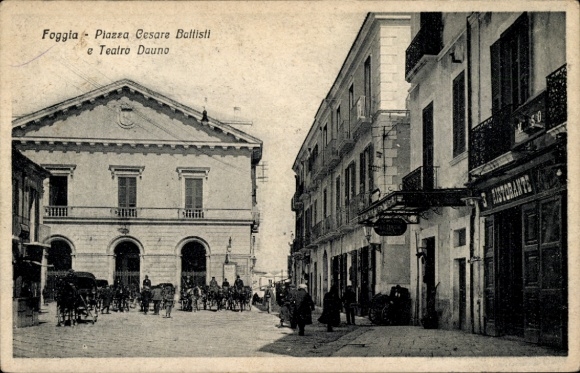 Ak Foggia Puglia, Piazza Cesare Battisti e Teatro Dauno