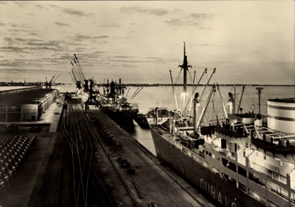 Ak Hansestadt Rostock, Hafenansicht mit Schiffen, Kräne, Wellen und Wolken