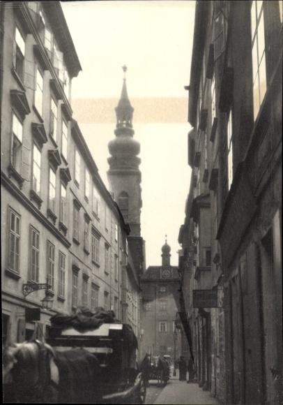 Photo Vienna, street section, carriages, church