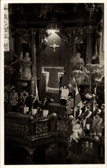 Postcard Trier, opening ceremony at the exhibition of the Holy Coat in the cathedral 1933, students