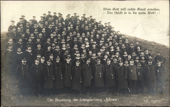 Postcard sailors of the returned SMS Möwe, Graf zu Dohna Schlodien, crew
