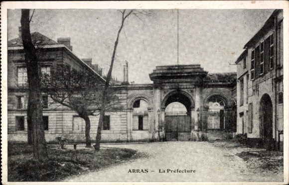 Ak Arras Pas de Calais, Schwarze und weiße Fotografie, Torbogen, Bäume, Gebäude