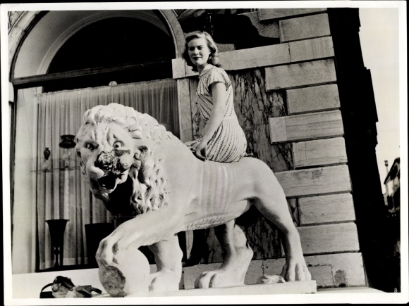 Postcard actress Susan Shentall, portrait, film Romeo and Juliet, role Juliet, lion statue