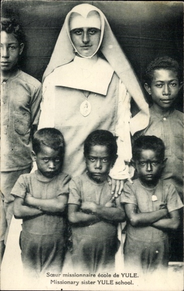 Postcard Papua New Guinea, Soeur missionnaire école de Yule, missionary sister, boys