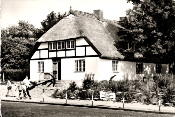 Ak Ostseebad Göhren auf Rügen, Heimatmuseum, Reetdachhaus, Spaziergänger, ländliche Atmosphäre
