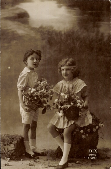 Postcard Paris, Exposition Arts Décoratifs 1925, Two children with flowers.