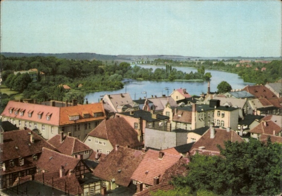 Ak Waren an der Müritz, Aussicht auf Stadt, Fluss, Häuser, grüne Landschaft