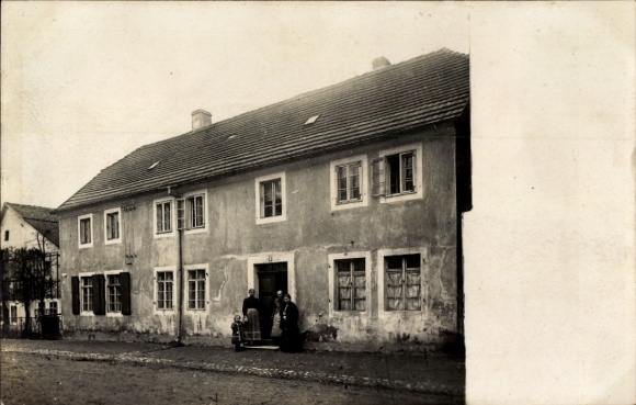 Photo Postcard Dresden? Saxony? Family in front of a residential building