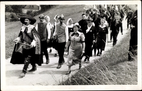 Ak Kleinneuschönberg Olbernhau im Erzgebirge, Umzug, Menschen in historischen Kostümen, Festum...