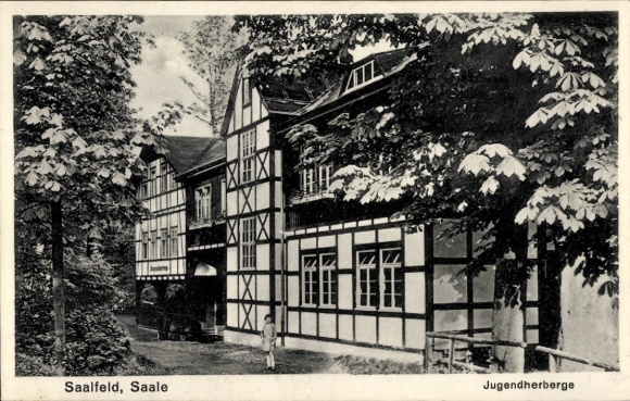 Ak Saalfeld an der Saale Thüringen, Bild von einer Jugendherberge, Fachwerkhaus, grüne Bäume