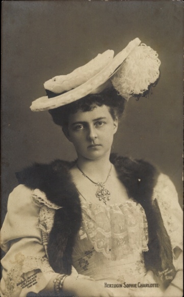 Postcard Duchess Sophie Charlotte of Oldenburg, portrait, feather hat