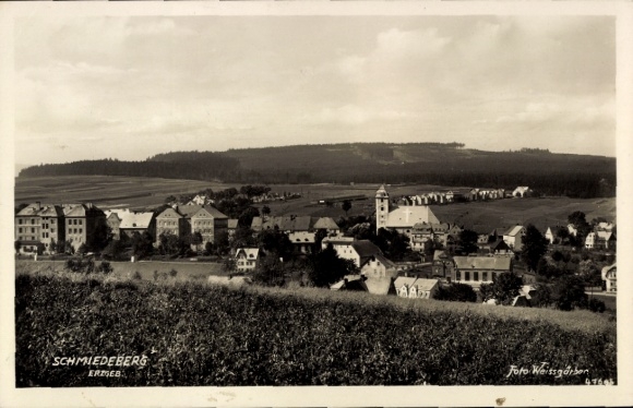 Postcard Schmiedeberg Dippoldiswalde in the Ore Mountains, panoramic view of residential buildings, church tower, landscape
