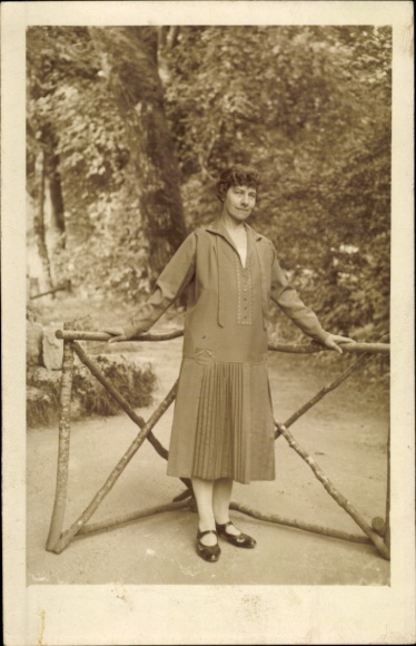 Foto Ak Porträt einer jungen Frau, Kleid, Park