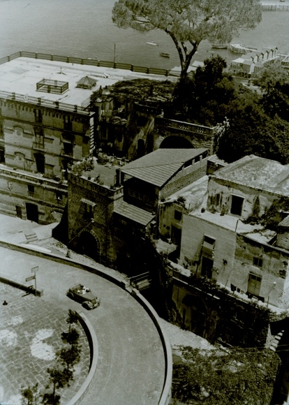 Photo Paul Wolff, Sorrento Campania, road section, couple on vacation with car, bird&#39;s eye view