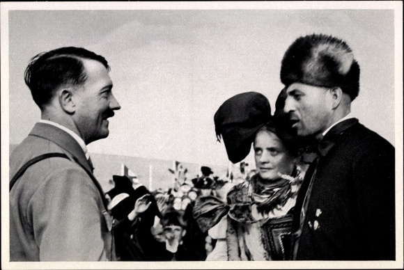 Sammelbild 16 Adolf Hitler begrüßt Paar in hessischer Tracht, Bückeberg, Erntedankfest 1934