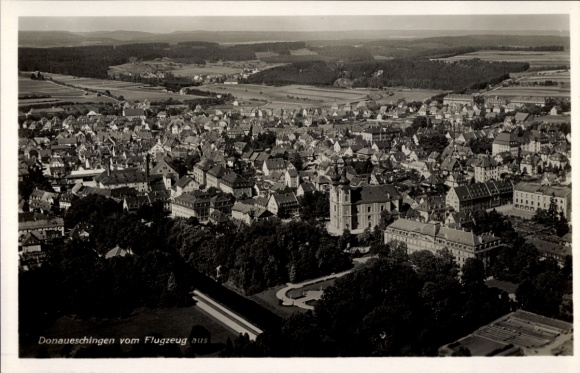 Ak Donaueschingen im Schwarzwald, Luftaufnahme von  Stadtansicht, viele Gebäude, Landschaft
