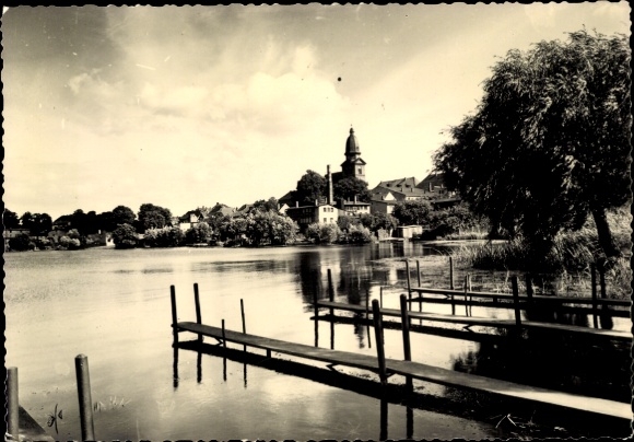 Ak Waren an der Müritz, See mit Ufer, Holzstege, Kirche im Hintergrund, bewölkter Himmel