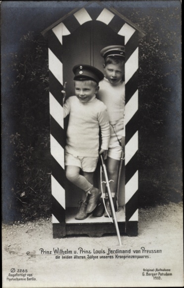 Ak Prinzen Wilhelm und Louis Ferdinand von Preußen mit Uniformmützen