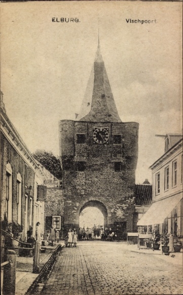 Ak Elburg Gelderland, Vischpoort, Stadttor, Menschen auf der Straße,  Stadtansicht