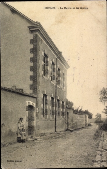 Ak Fresnes Val de Marne, Mairie, alte Schule, Straße, Frau mit Kind