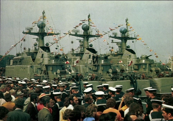 Postcard Polish warship, Polish Navy, marines in uniforms