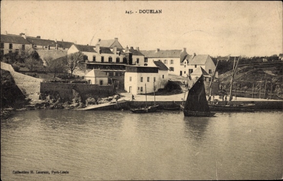 KP Douelan Finistère, widok na port, łodzie rybackie, otaczające domy, stara architektura