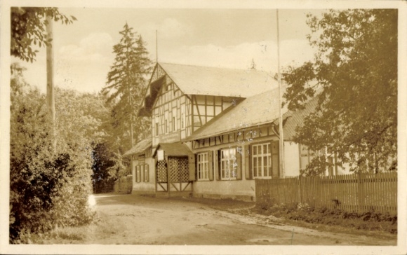 Ak Meuselwitz in Thüringen, FDGB-Ferienheim Otto Heller, Fachwerkbau, Straße, Bäume