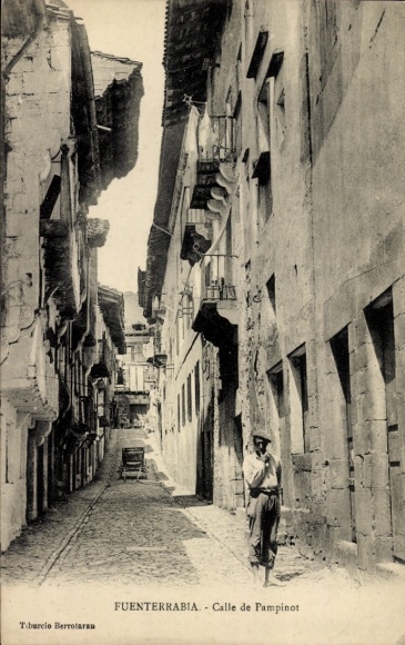 Postcard Fuenterrabia Basque Country, Calle de Pampinot, man in Basque costume