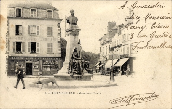 Ak Fontainebleau Seine et Marne, Monument Carnot, Statue, Historisches Gebäude, Geschäfte, Straße